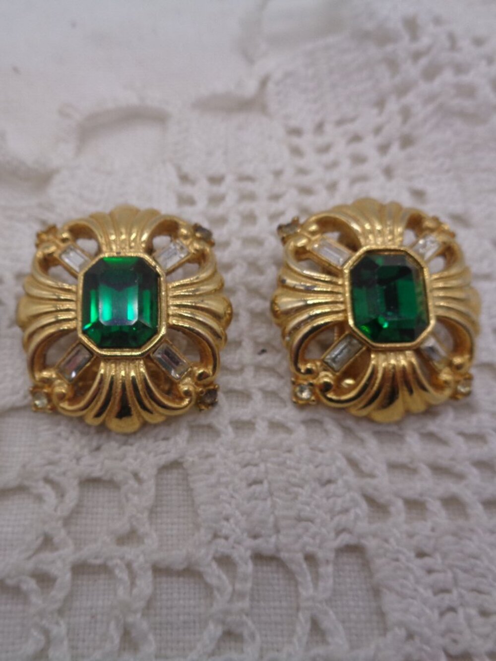 Vintage VENDOME Emerald Green Glass Gold Tone Clip EARRINGS